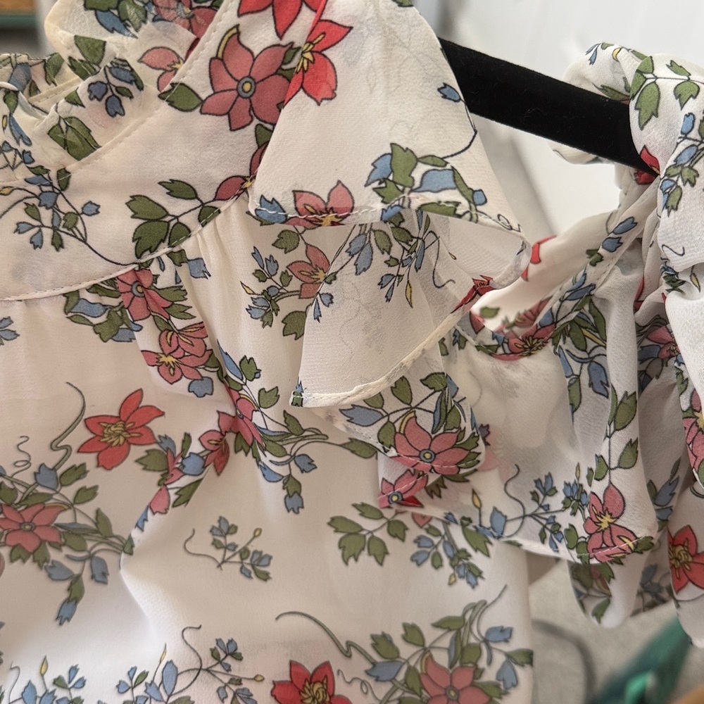 Max Studio Floral Ruffle Cold Shoulder Top - Picture 4 of 6